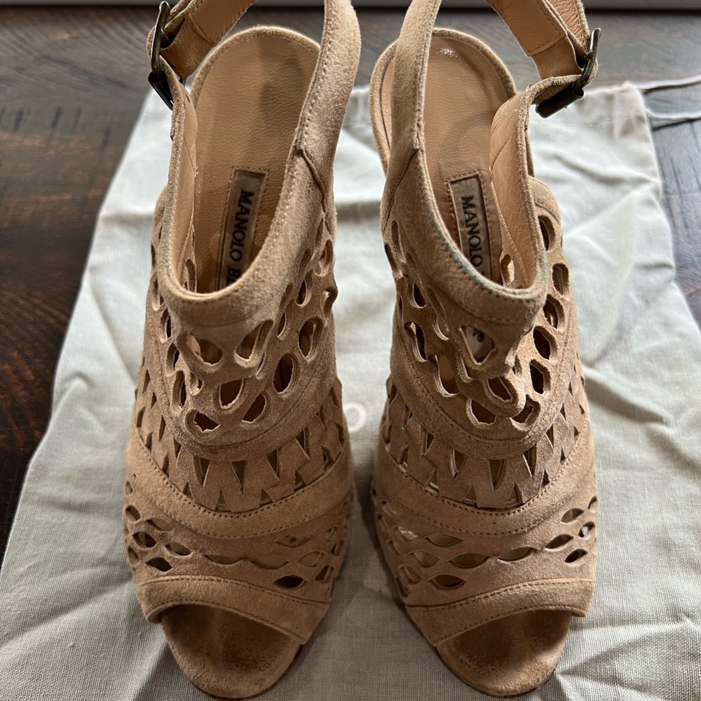 Manolo Blahnik Beige Suede Caged Slingback
Size 5
